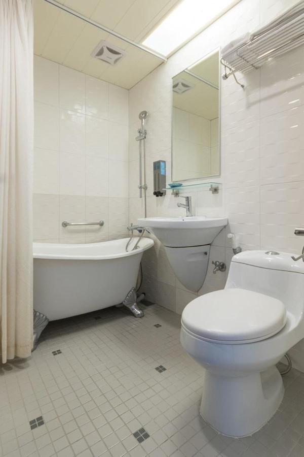 טאינאן Just Enjoy Business Hotel מראה חיצוני תמונה