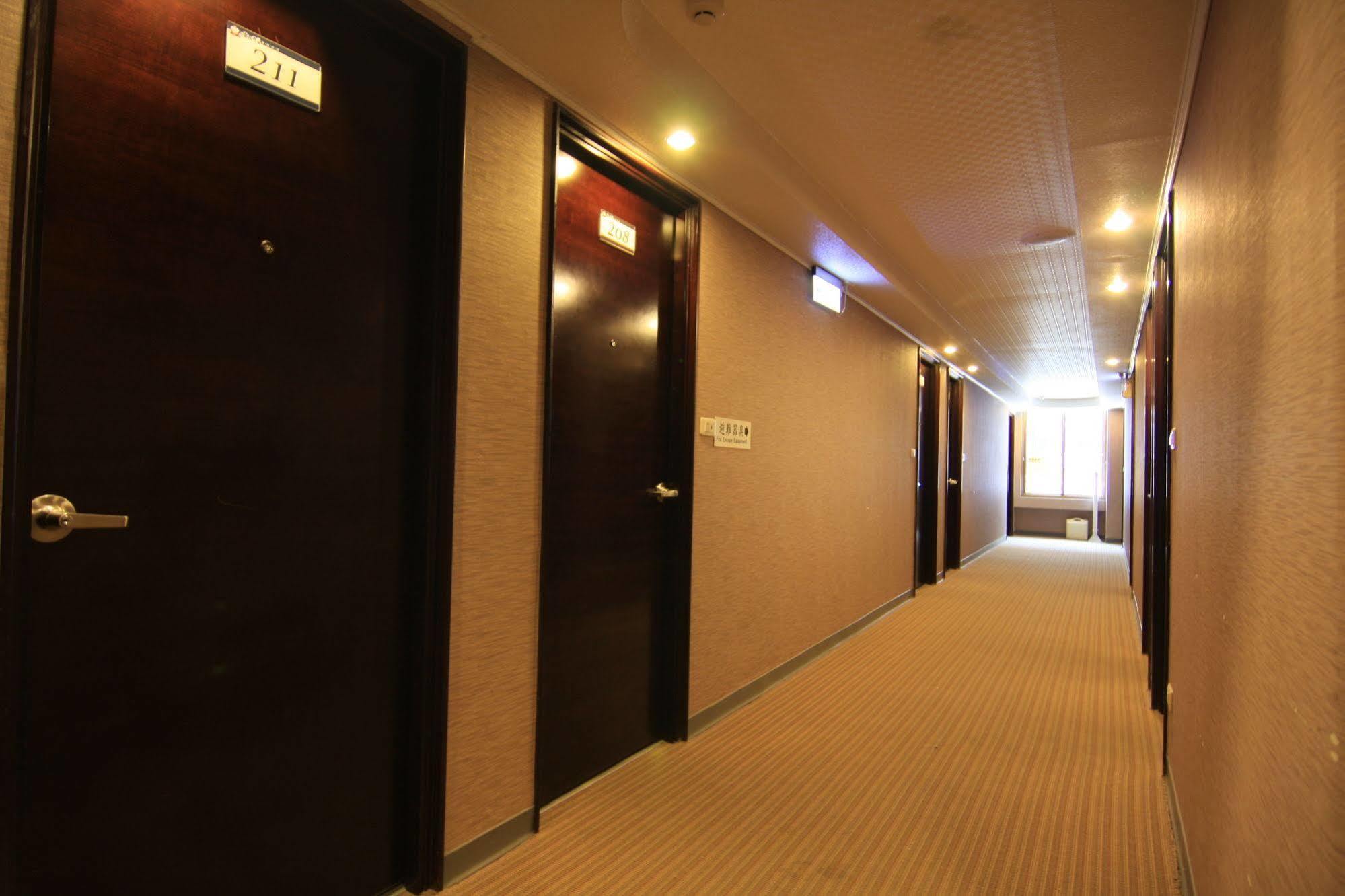 טאינאן Just Enjoy Business Hotel מראה חיצוני תמונה